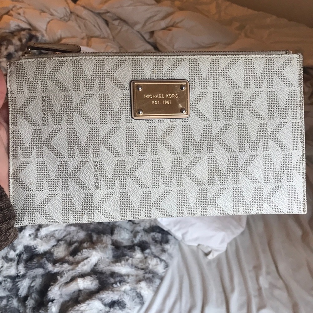 Michael kors wristlet